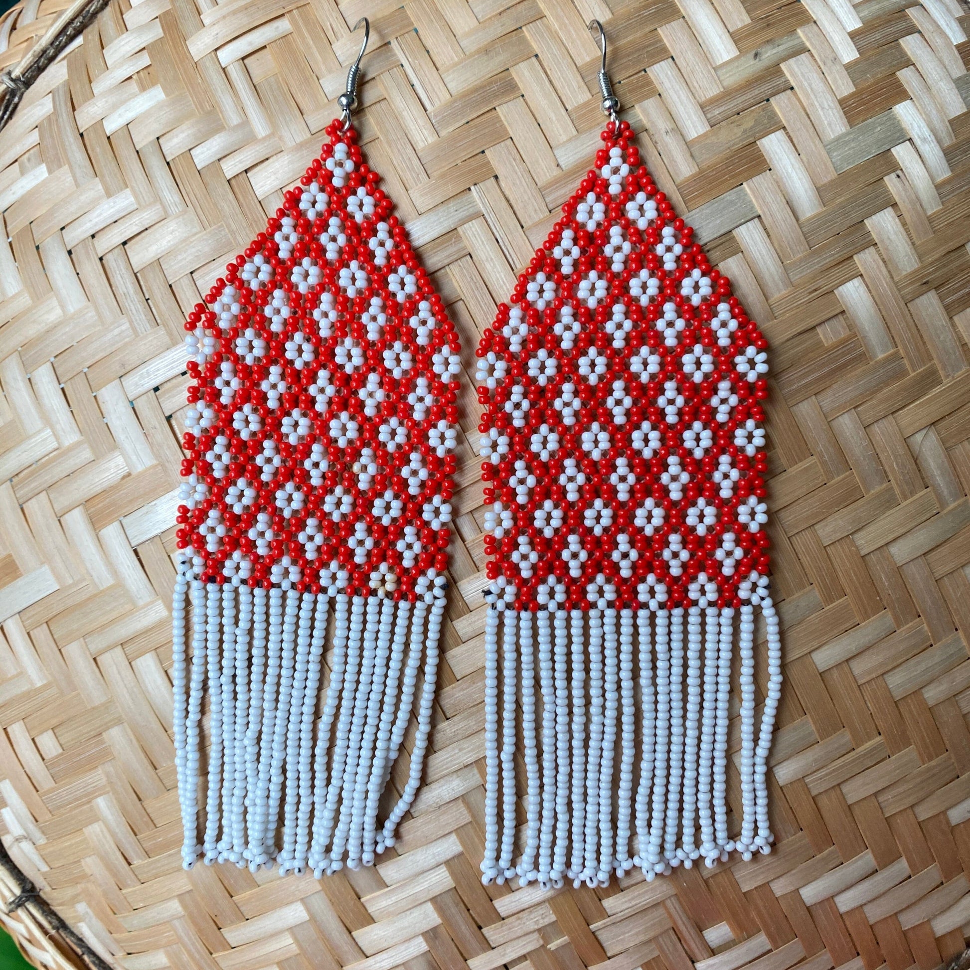 Boucles d'oreilles en perles de verre (Miçanga) - rouge et blanc - Ethnie Kayapo Boucles d'oreilles Ethnie Kayapo, localisée dans l'état du Pará au nord du Brésil 