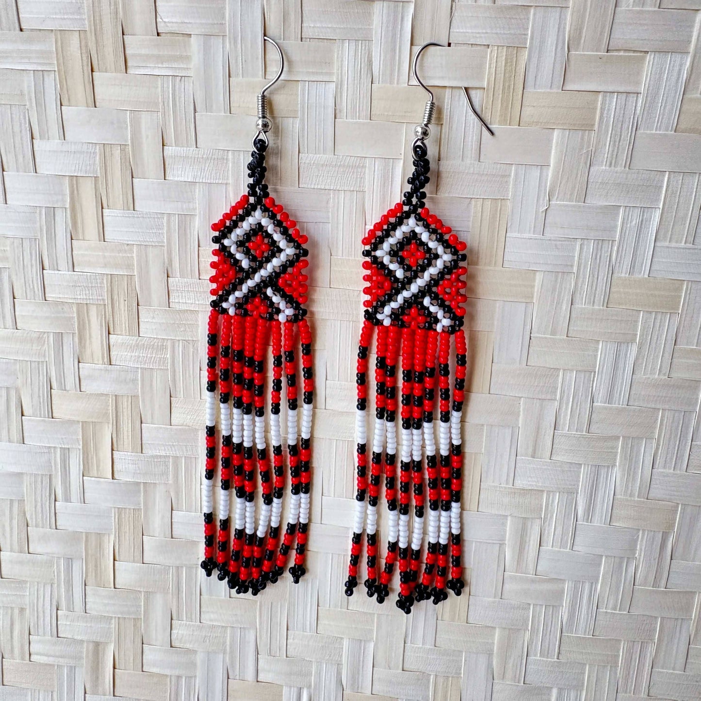Boucles d'oreilles en perles de verre (miçanga) - rouge noir et blanc - Ethnie Wai Wai Boucles d'oreilles Ethnie Wai Wai localisée dans les états de l' Amazonas, Pará et Roraima dans le Nord du Brésil. 