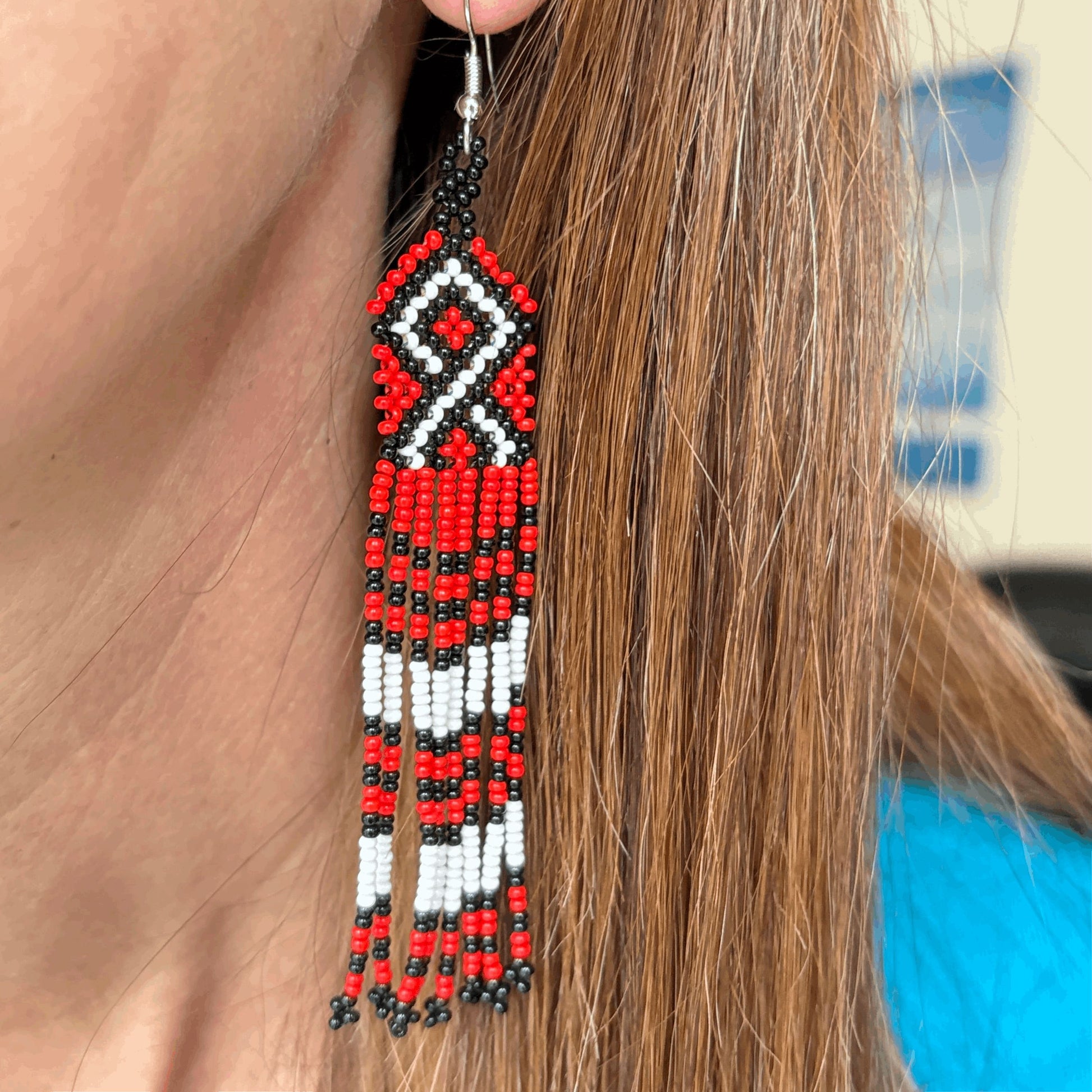 Boucles d'oreilles en perles de verre (miçanga) - rouge noir et blanc - Ethnie Wai Wai Boucles d'oreilles Ethnie Wai Wai localisée dans les états de l' Amazonas, Pará et Roraima dans le Nord du Brésil. 