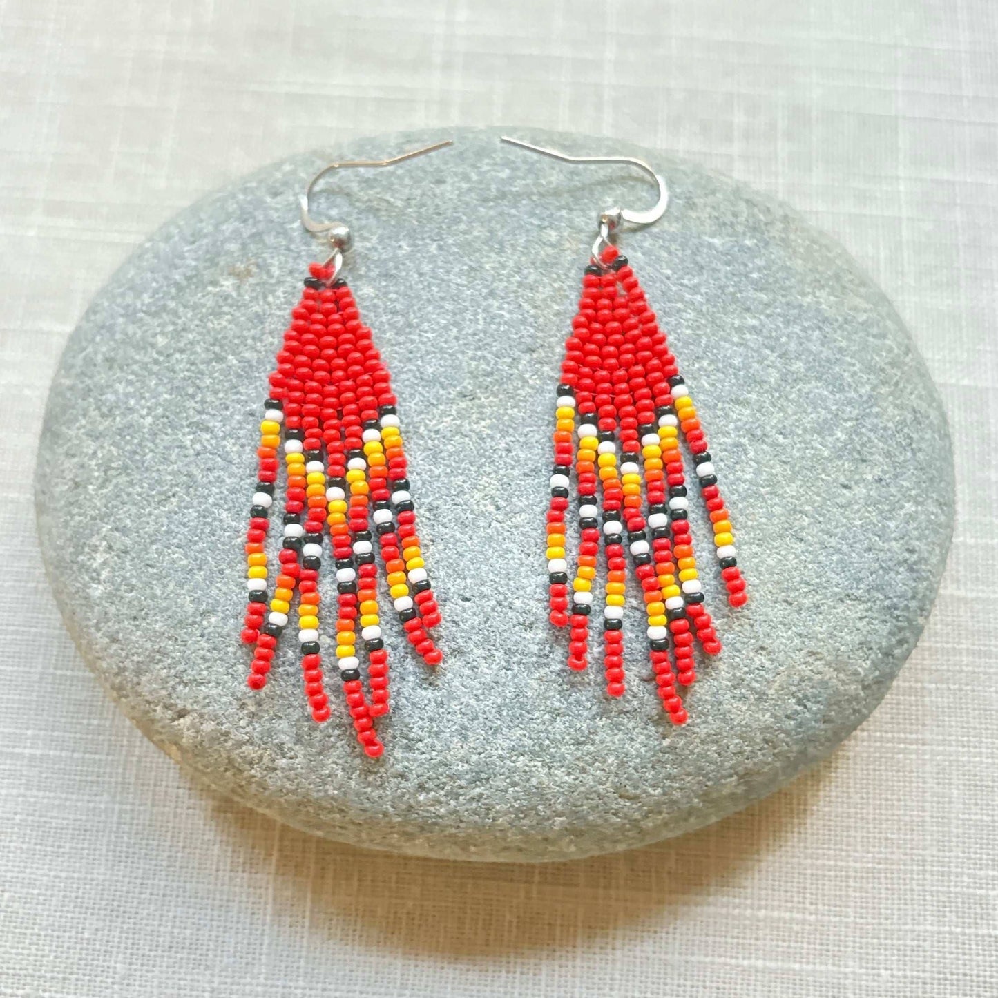 Boucles d'oreilles en perles de verre (Miçanga) - Rouges à franges - Ethnie Borari Boucles d'oreilles Ethnie Borari, localisée dans l'état du Pará dans le Nord du Brésil. 