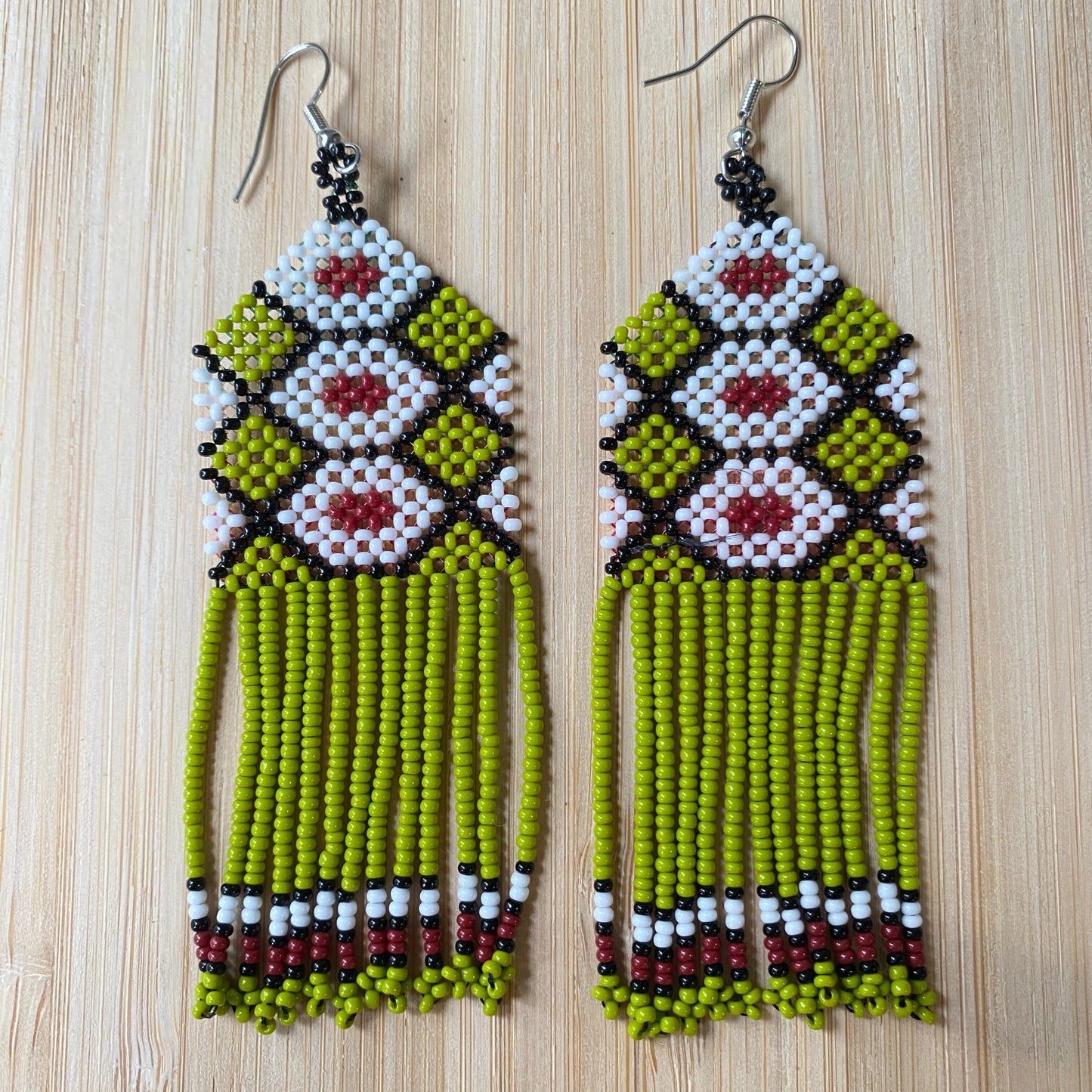 Boucles d'oreilles en perles de verre (miçanga) - Vert blanc et marron - Ethnie Wai Wai Boucles d'oreilles Ethnie Wai Wai localisée dans les états de l' Amazonas, Pará et Roraima dans le Nord du Brésil. 