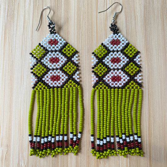 Boucles d'oreilles en perles de verre (miçanga) - Vert blanc et marron - Ethnie Wai Wai Boucles d'oreilles Ethnie Wai Wai localisée dans les états de l' Amazonas, Pará et Roraima dans le Nord du Brésil. 