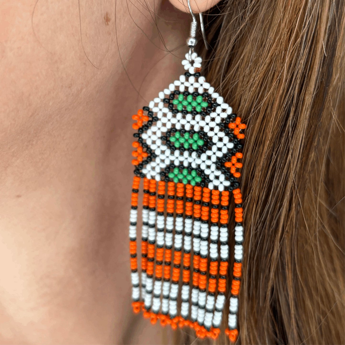 Boucles d'oreilles en perles de verre (miçanga) vert, blanc et orange Boucles d'oreilles Ethnie Wai Wai localisée dans les états de l' Amazonas, Pará et Roraima dans le Nord du Brésil. 