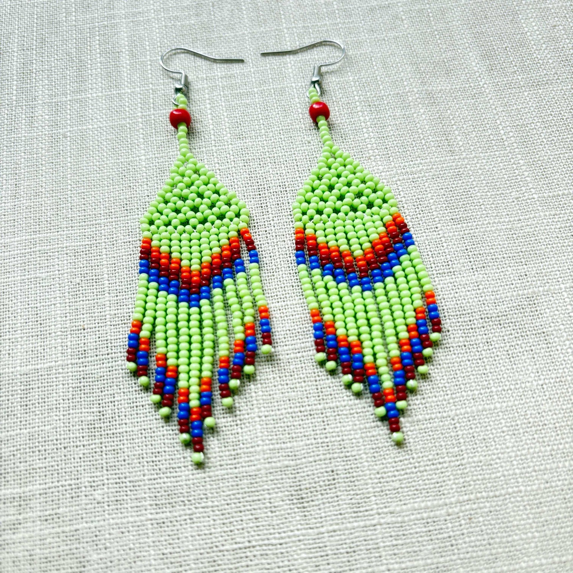 Boucles d'oreilles en perles de verre (Miçanga) - vert bleu et orange - Ethnie Kayapo Boucles d'oreilles Ethnie Kayapo, localisée dans l'état du Pará au nord du Brésil 