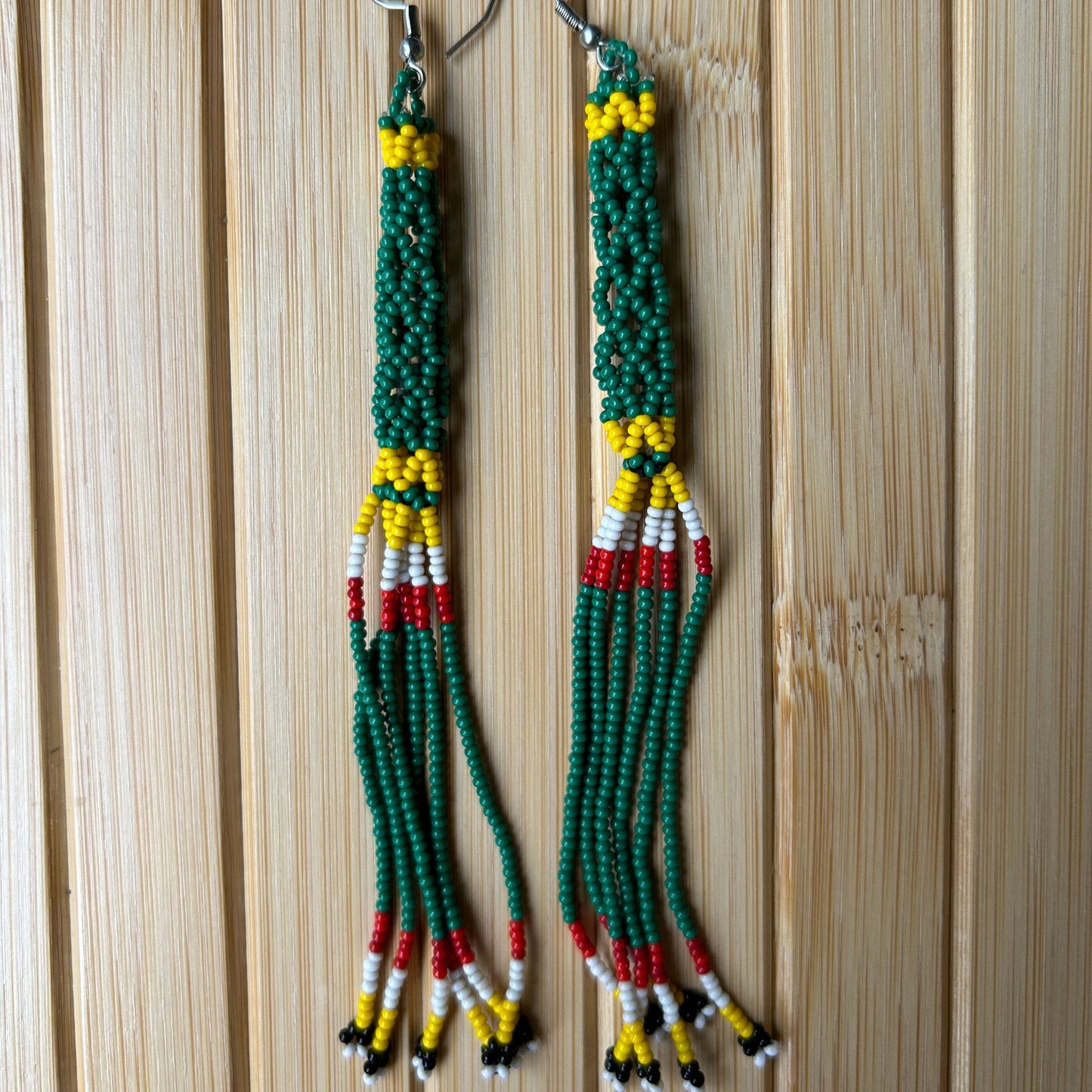 Boucles d'oreilles en perles de verre (Miçanga) - vert et jaune - Ethnie Tapirapé Boucles d'oreilles Ethnie Tapirapé, localisée dans le Parc Indigène du Xingu dans l' état du Mato Grosso au Centre-Ouest du Brésil. 
