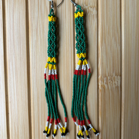 Boucles d'oreilles en perles de verre (Miçanga) - vert et jaune - Ethnie Tapirapé Boucles d'oreilles Ethnie Tapirapé, localisée dans le Parc Indigène du Xingu dans l' état du Mato Grosso au Centre-Ouest du Brésil. 
