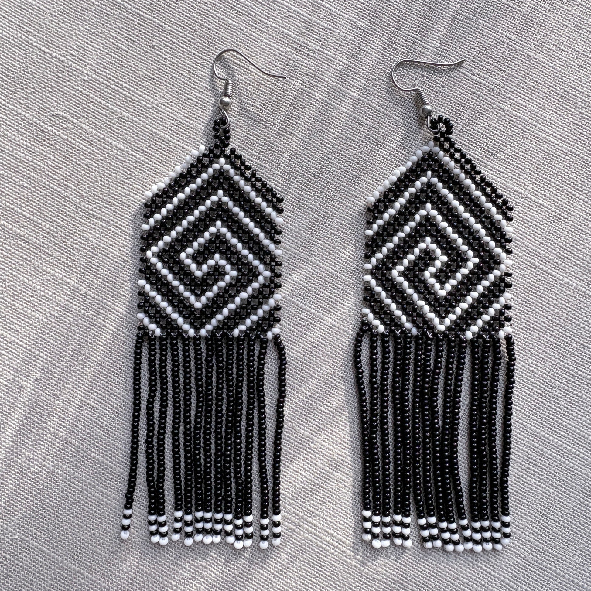 Boucles d'oreilles en perles de verre - Noir et blanc - Franges - Ethnie Marubo Boucles d'oreilles Ethnie Marubo, localisée dans l'état d'Amazonas au nord du Brésil. 