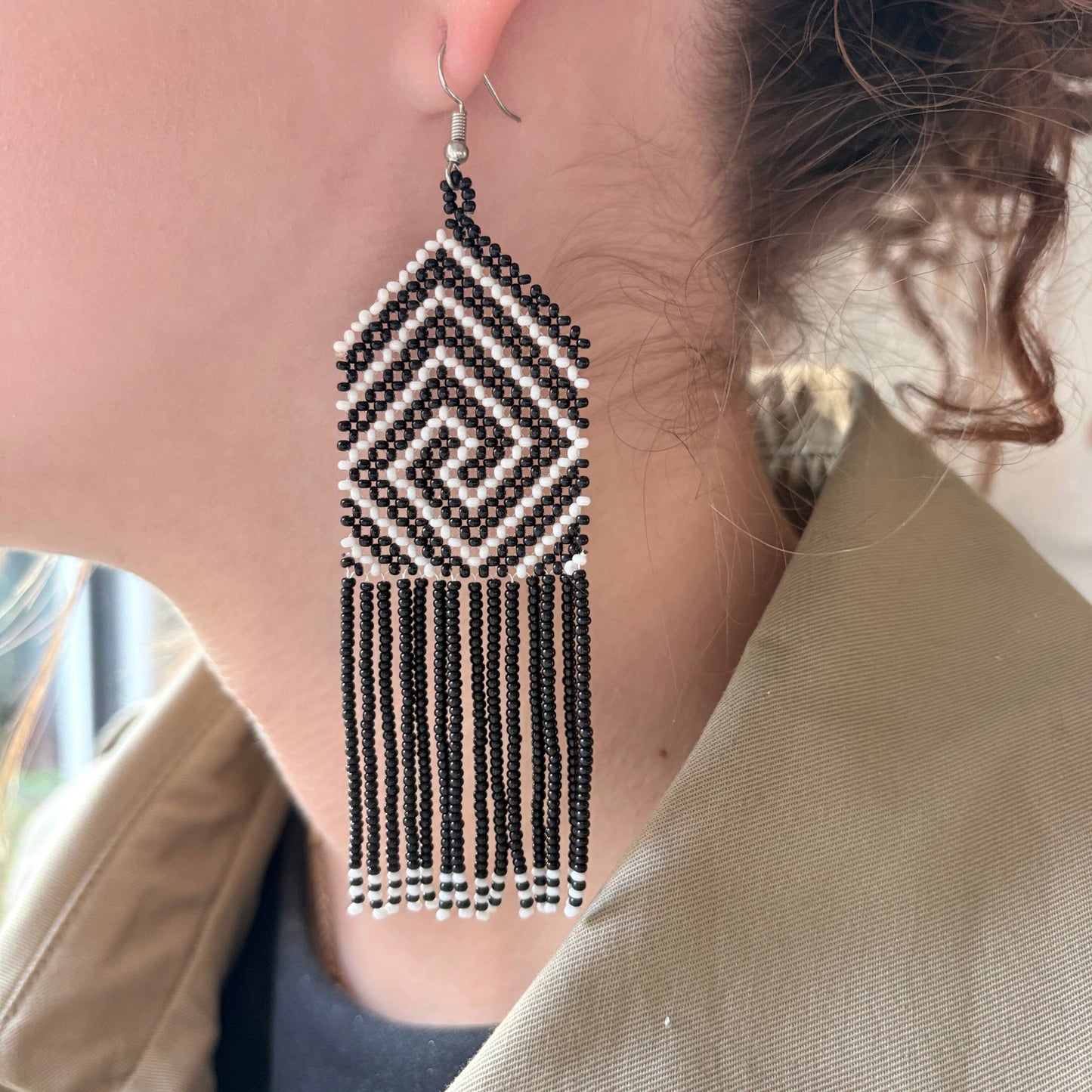 Boucles d'oreilles en perles de verre - Noir et blanc - Franges - Ethnie Marubo Boucles d'oreilles Ethnie Marubo, localisée dans l'état d'Amazonas au nord du Brésil. 