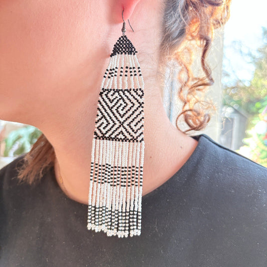 Boucles d'oreilles en perles de verre - Noir et blanc - Franges GM - Ethnie Marubo Boucles d'oreilles Ethnie Marubo, localisée dans l'état d'Amazonas au nord du Brésil. 