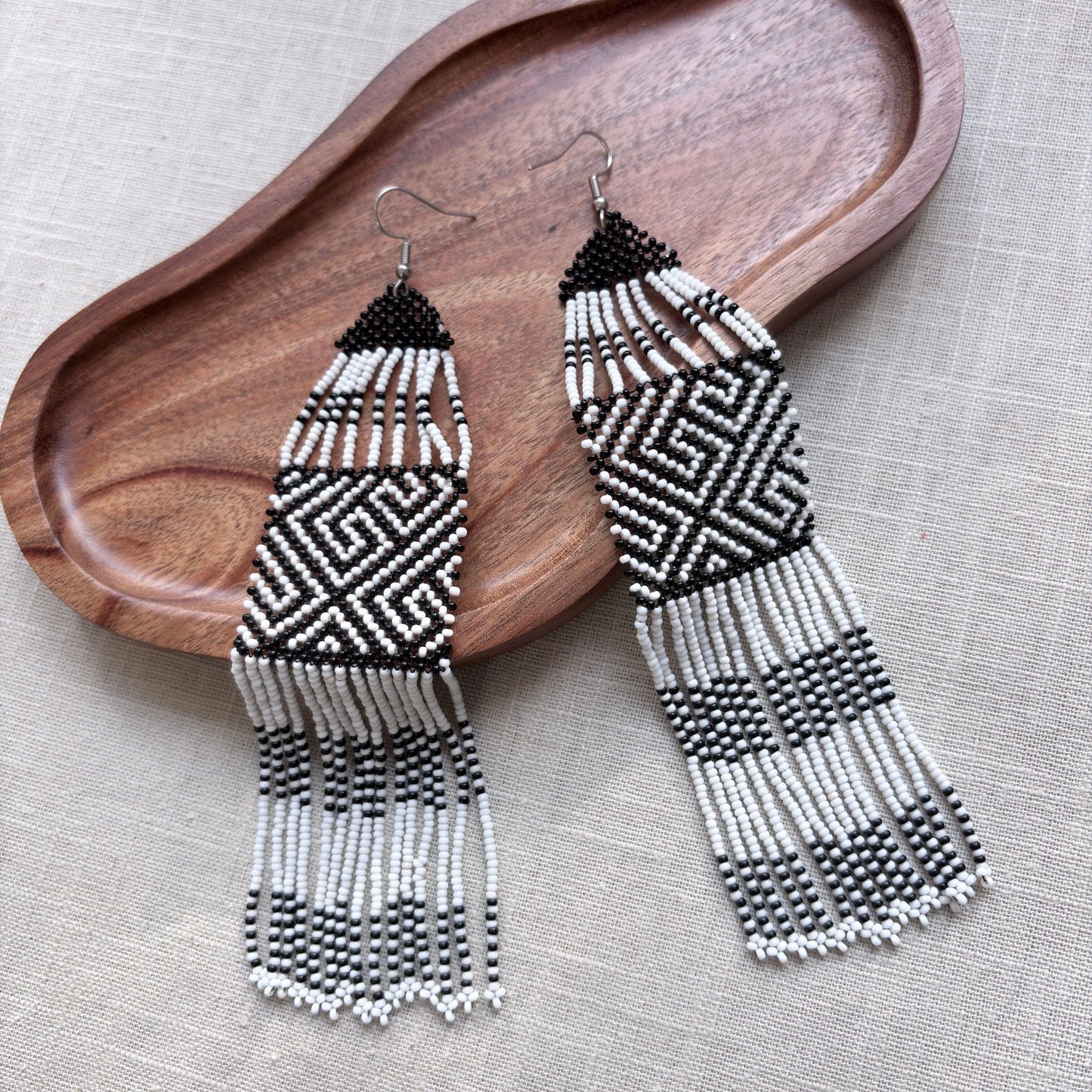 Boucles d'oreilles en perles de verre - Noir et blanc - Franges GM - Ethnie Marubo Boucles d'oreilles Ethnie Marubo, localisée dans l'état d'Amazonas au nord du Brésil. 