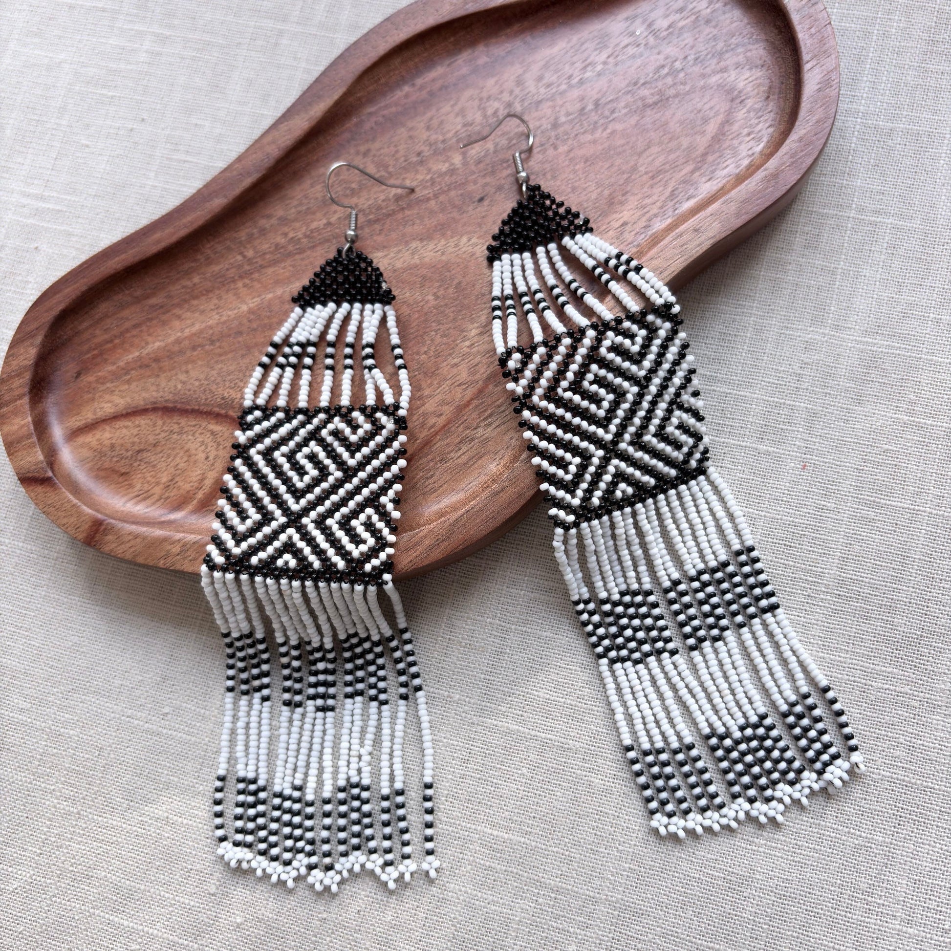 Boucles d'oreilles en perles de verre - Noir et blanc - Franges GM - Ethnie Marubo Boucles d'oreilles Ethnie Marubo, localisée dans l'état d'Amazonas au nord du Brésil. 