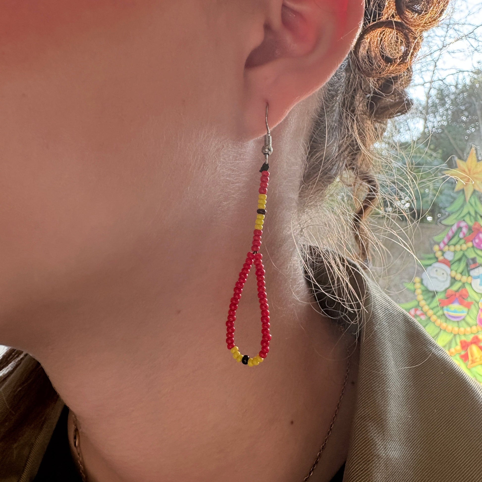 Boucles d'oreilles en perles de verre - Rouge jaune et noir - Ethnie Marubo Boucles d'oreilles Ethnie Marubo, localisée dans l'état d'Amazonas au nord du Brésil. 
