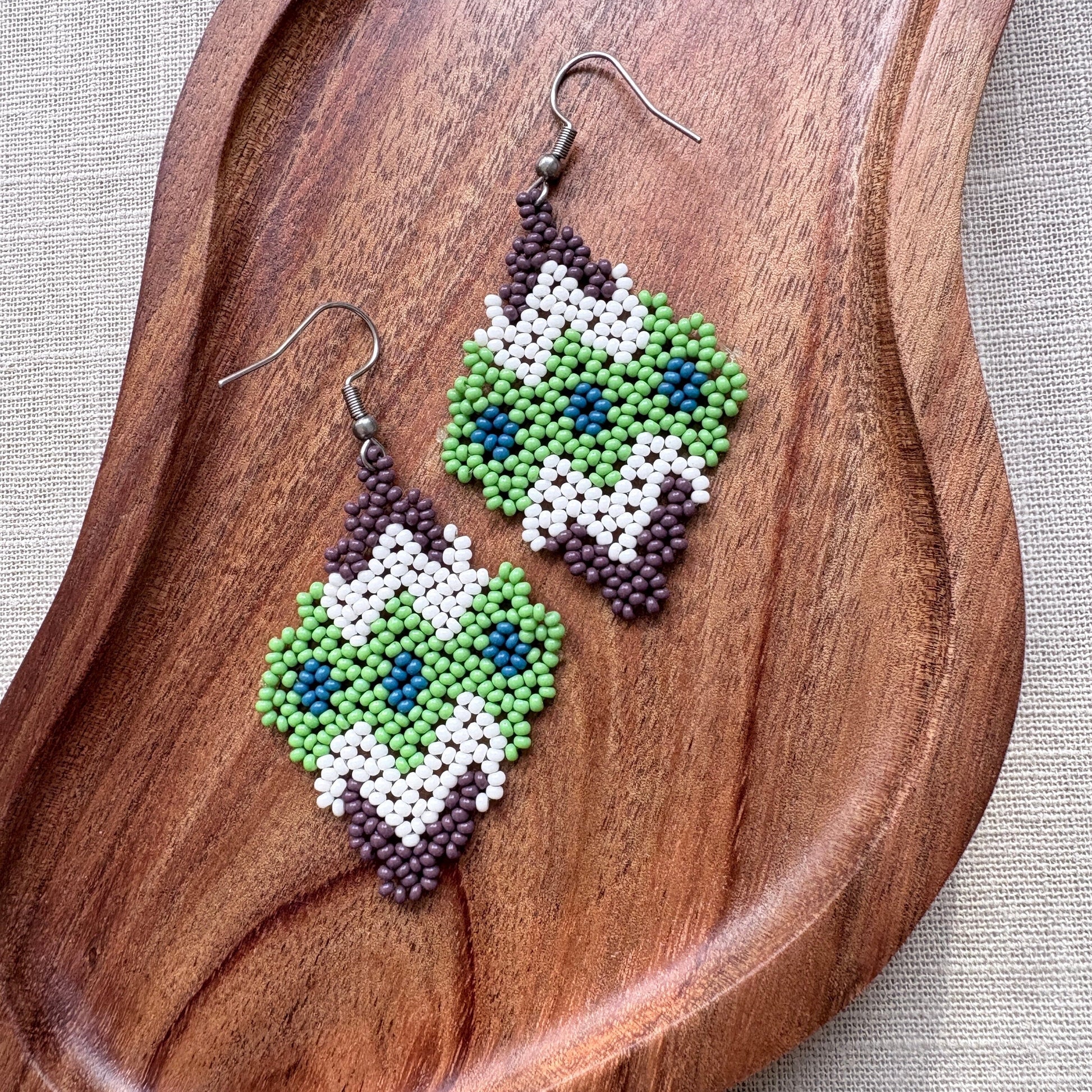 Boucles d'oreilles en perles de verre - vert, bleu, marron et blanc - Ethnie Marubo Boucles d'oreilles Ethnie Marubo, localisée dans l'état d'Amazonas au nord du Brésil. 