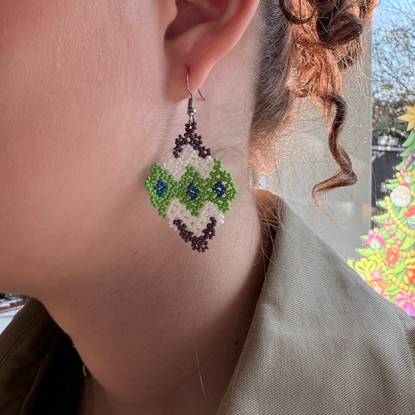 Boucles d'oreilles en perles de verre - vert, bleu, marron et blanc - Ethnie Marubo Boucles d'oreilles Ethnie Marubo, localisée dans l'état d'Amazonas au nord du Brésil. 