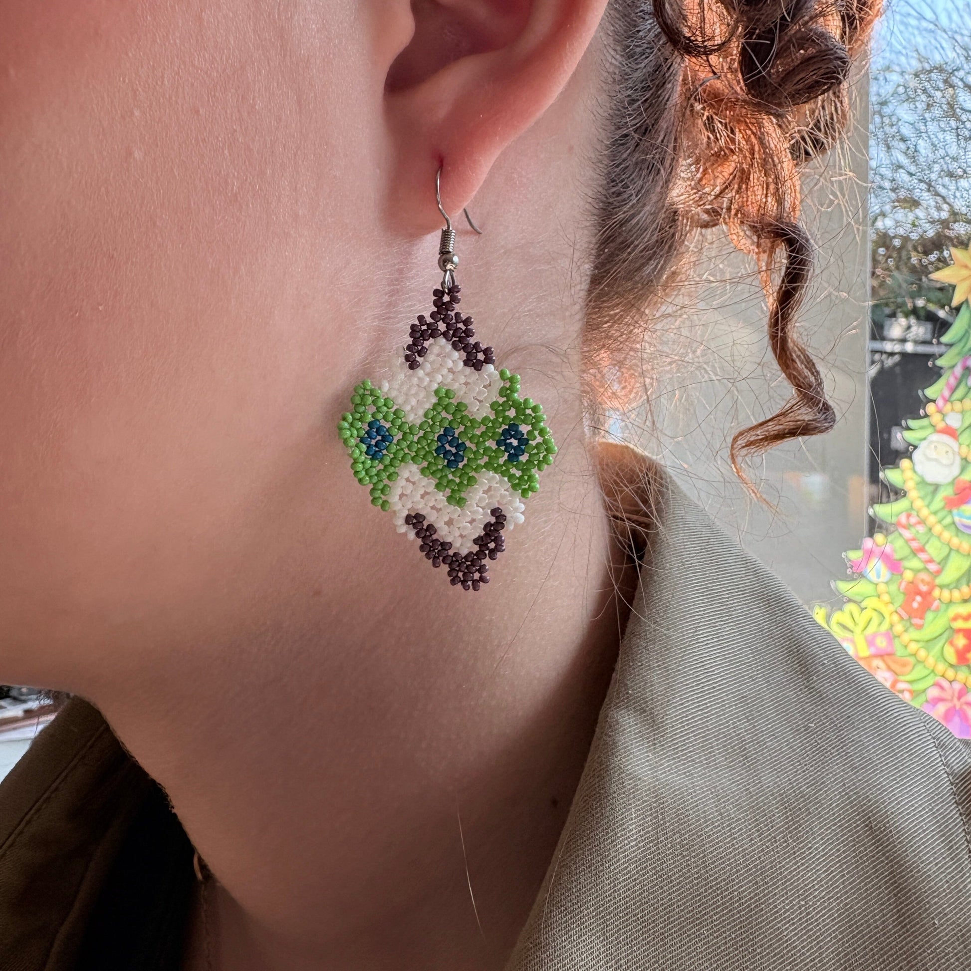 Boucles d'oreilles en perles de verre - vert, bleu, marron et blanc - Ethnie Marubo Boucles d'oreilles Ethnie Marubo, localisée dans l'état d'Amazonas au nord du Brésil. 