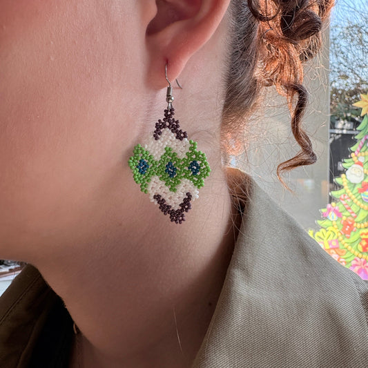 Boucles d'oreilles en perles de verre - vert, bleu, marron et blanc - Ethnie Marubo Boucles d'oreilles Ethnie Marubo, localisée dans l'état d'Amazonas au nord du Brésil. 