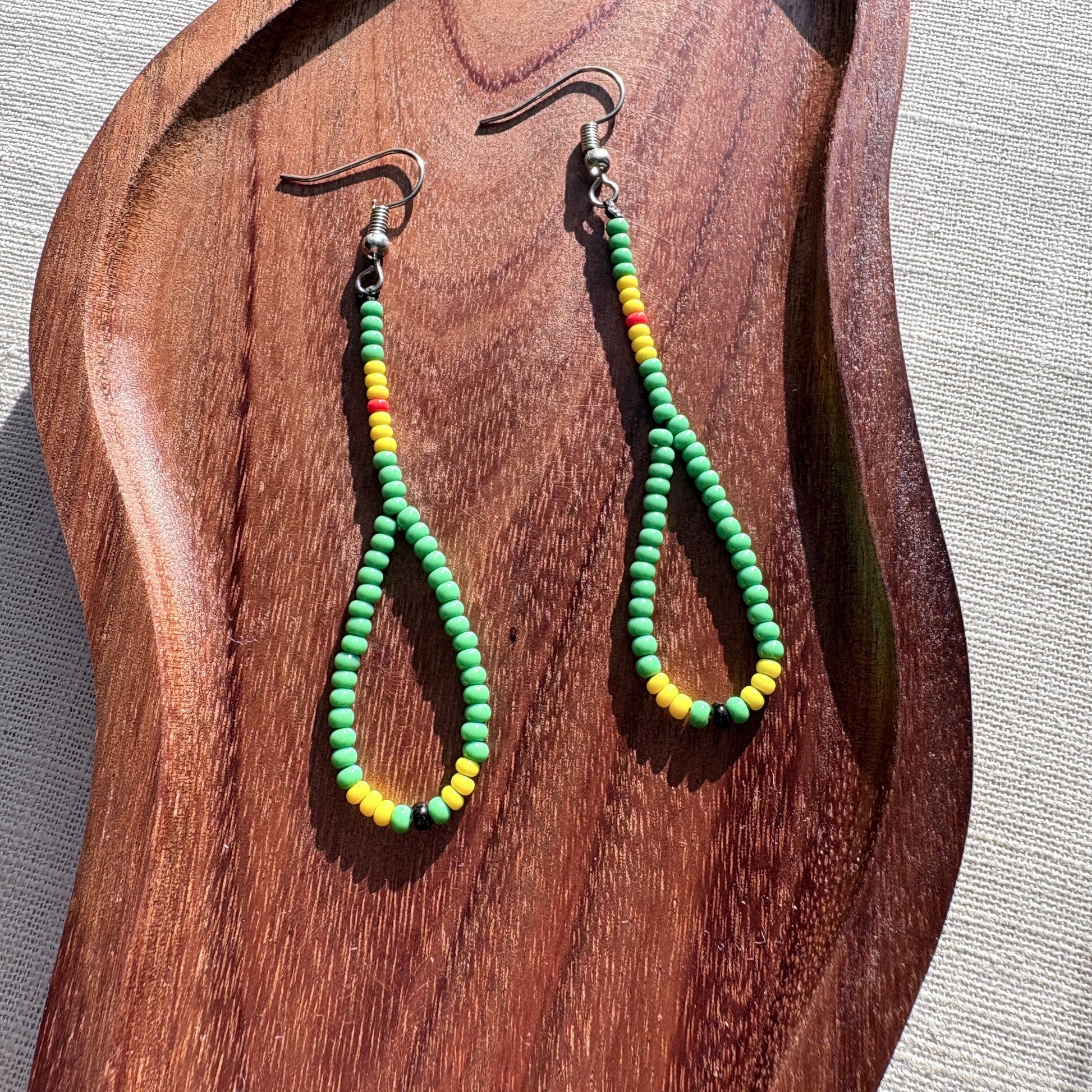 Boucles d'oreilles en perles de verre - Vert et jaune - Ethnie Marubo Boucles d'oreilles Ethnie Marubo, localisée dans l'état d'Amazonas au nord du Brésil. 