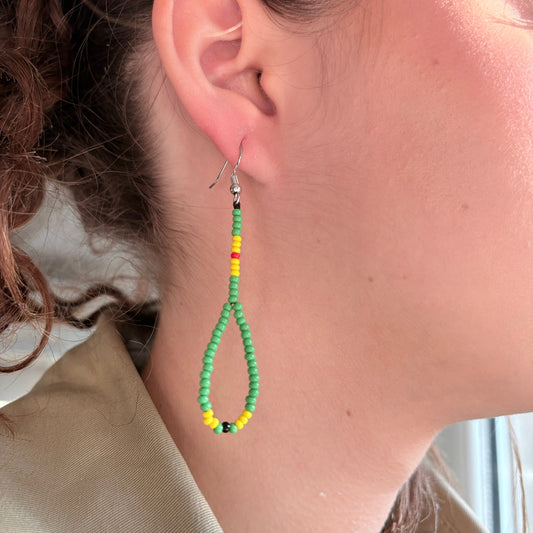 Boucles d'oreilles en perles de verre - Vert et jaune - Ethnie Marubo Boucles d'oreilles Ethnie Marubo, localisée dans l'état d'Amazonas au nord du Brésil. 