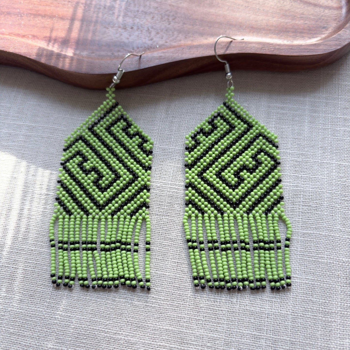 Boucles d'oreilles en perles de verre - Vert et noir - Franges - Ethnie Marubo Boucles d'oreilles Ethnie Marubo, localisée dans l'état d'Amazonas au nord du Brésil. 