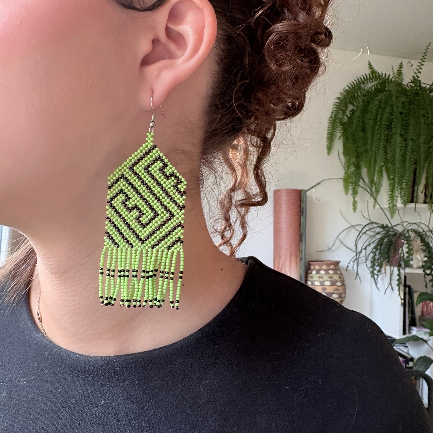 Boucles d'oreilles en perles de verre - Vert et noir - Franges - Ethnie Marubo Boucles d'oreilles Ethnie Marubo, localisée dans l'état d'Amazonas au nord du Brésil. 