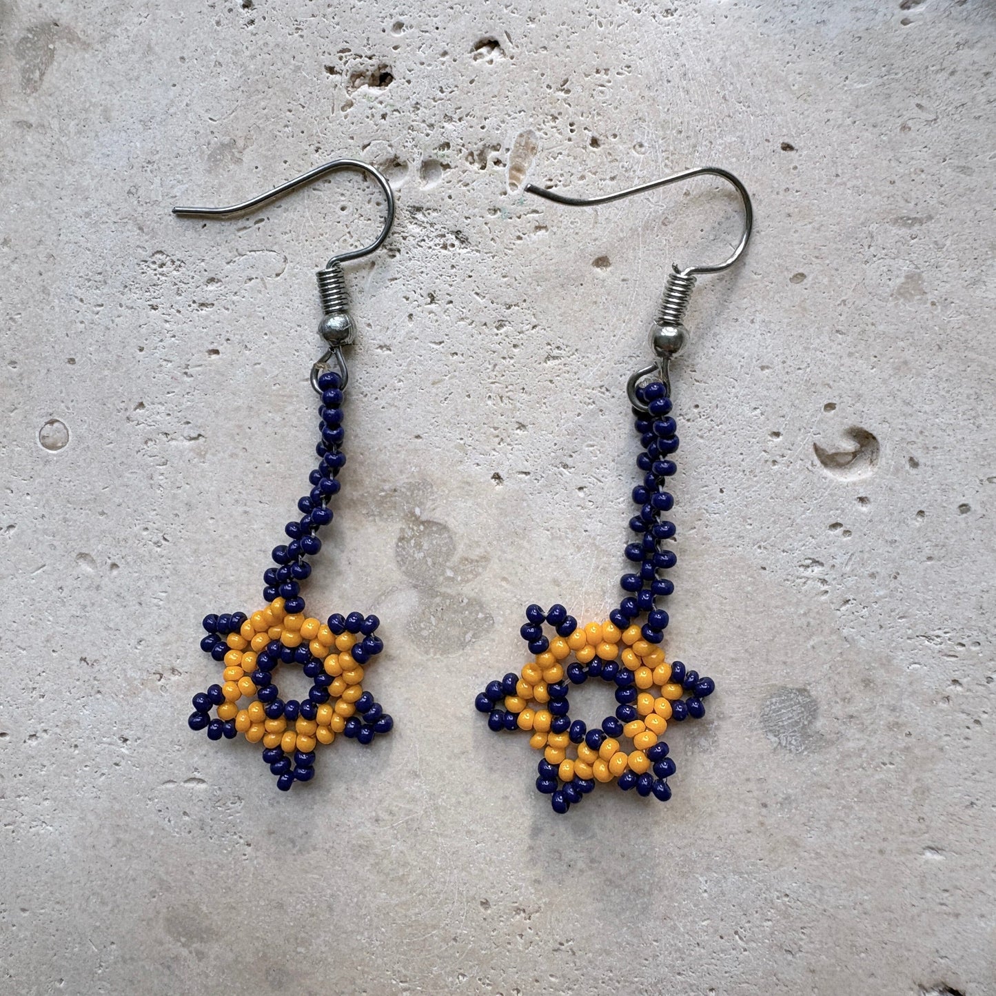 Boucles d'oreilles en perles de verre - Violet et jaune - Ethnie Marubo Boucles d'oreilles Ethnie Marubo, localisée dans l'état d'Amazonas au nord du Brésil. 
