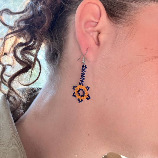 Boucles d'oreilles en perles de verre - Violet et jaune - Ethnie Marubo Boucles d'oreilles Ethnie Marubo, localisée dans l'état d'Amazonas au nord du Brésil. 