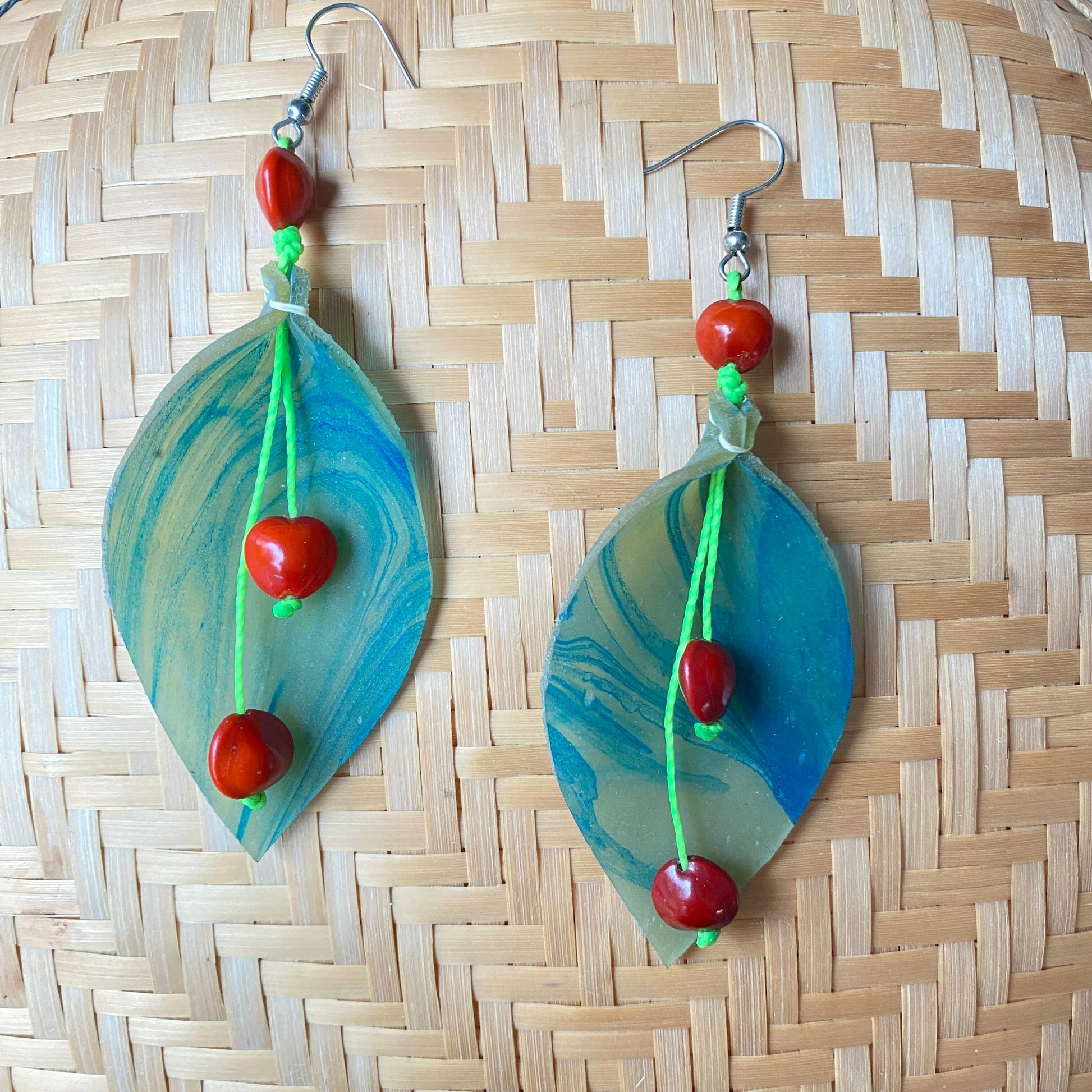 Boucles d'oreilles latex et graines de Pau Brasil - Communauté Jamaraqua Boucles d'oreilles Communauté Jamaraqua, située sur la rive du fleuve Tapajos, état du Para. 
