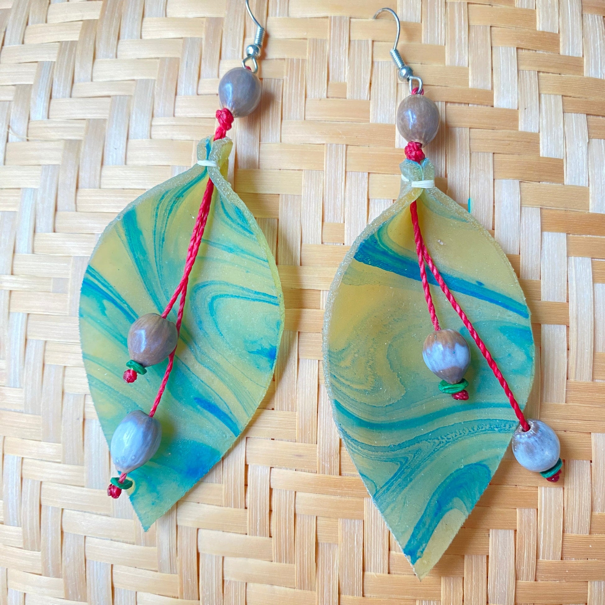 Boucles d'oreilles latex et larmes de Job - Communauté Jamaraqua Boucles d'oreilles Communauté Jamaraqua, située sur la rive du fleuve Tapajos, état du Para. 