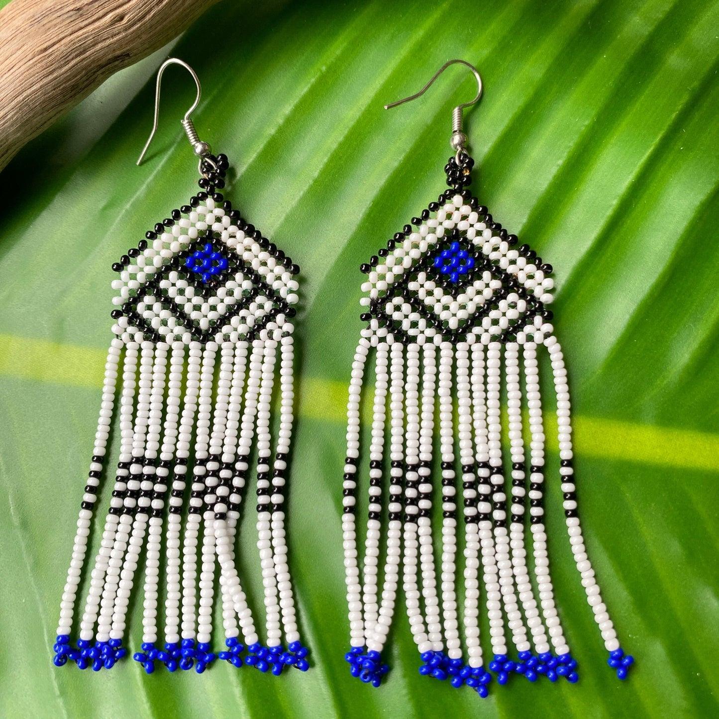 Boucles d'oreilles Miçanga - Blanc noir et bleu - Ethnie Wai Wai Boucles d'oreilles Ethnie Wai Wai localisée dans les états de l' Amazonas, Pará et Roraima dans le Nord du Brésil. 