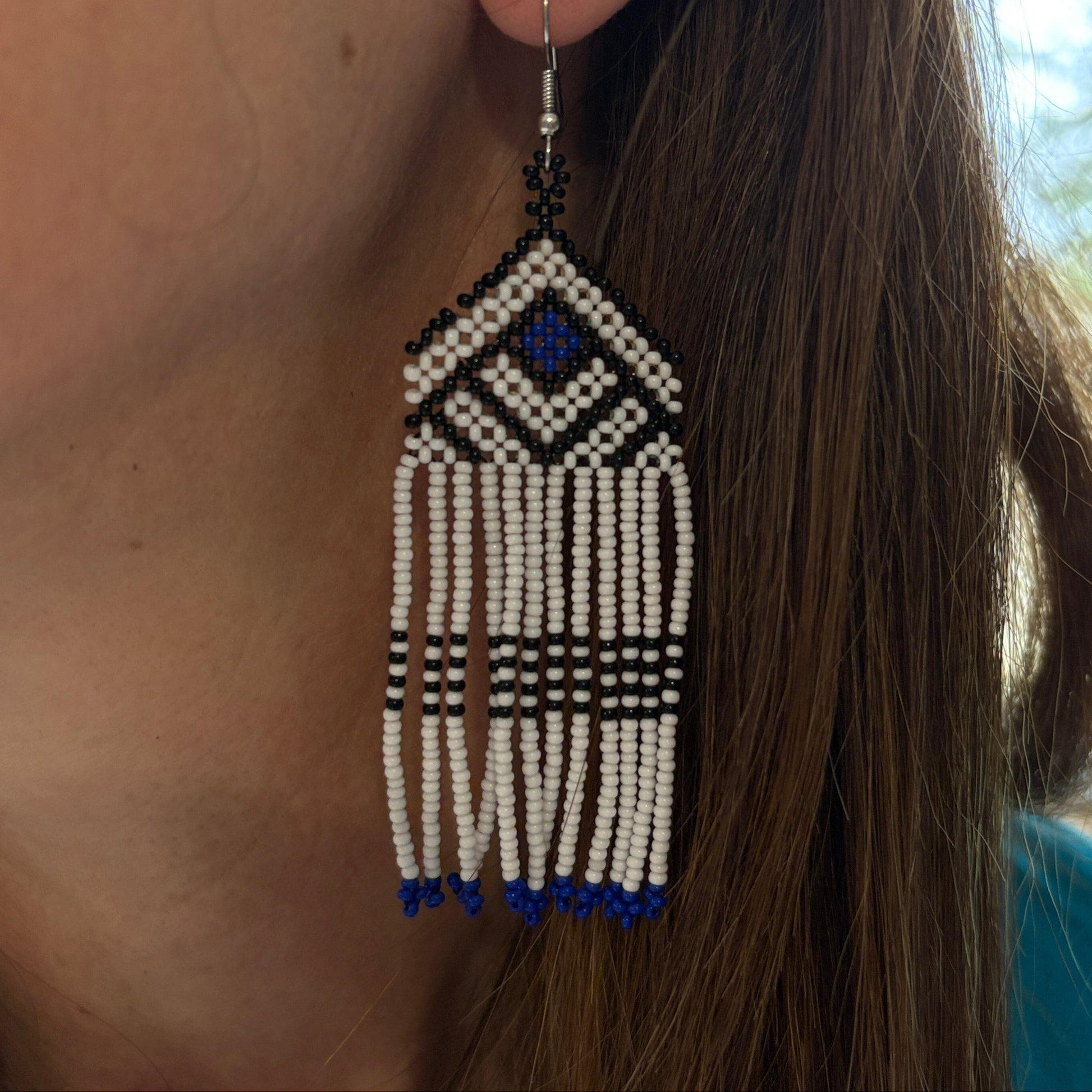 Boucles d'oreilles Miçanga - Blanc noir et bleu - Ethnie Wai Wai Boucles d'oreilles Ethnie Wai Wai localisée dans les états de l' Amazonas, Pará et Roraima dans le Nord du Brésil. 