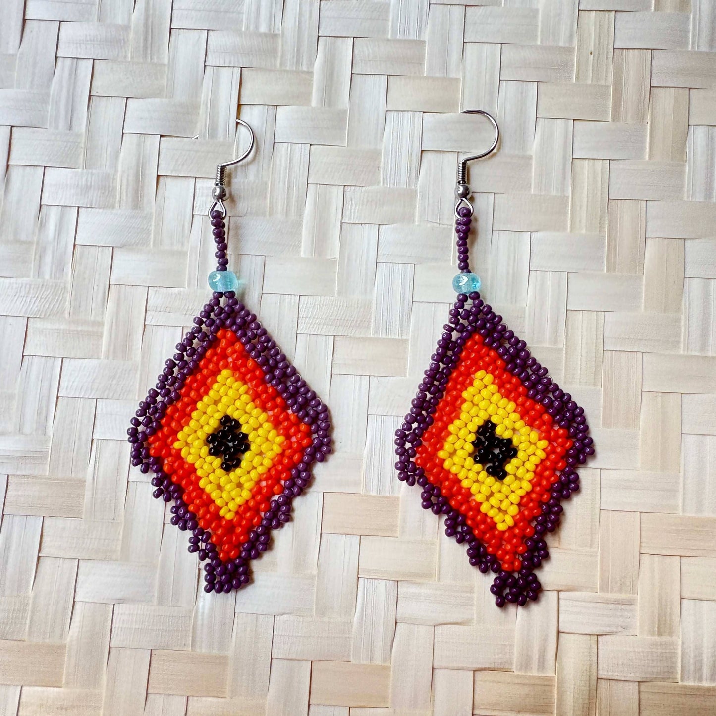 Boucles d'oreilles Miçanga - Losange violet orange jaune et noir - Ethnie Kayapo Boucles d'oreilles Ethnie Kayapo, localisée dans l'état du Pará au nord du Brésil 