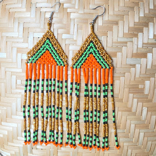 Boucles d'oreilles Miçanga - marron orange et vert - Ethnie Kayapo Boucles d'oreilles Ethnie Kayapo, localisée dans l'état du Pará au nord du Brésil 