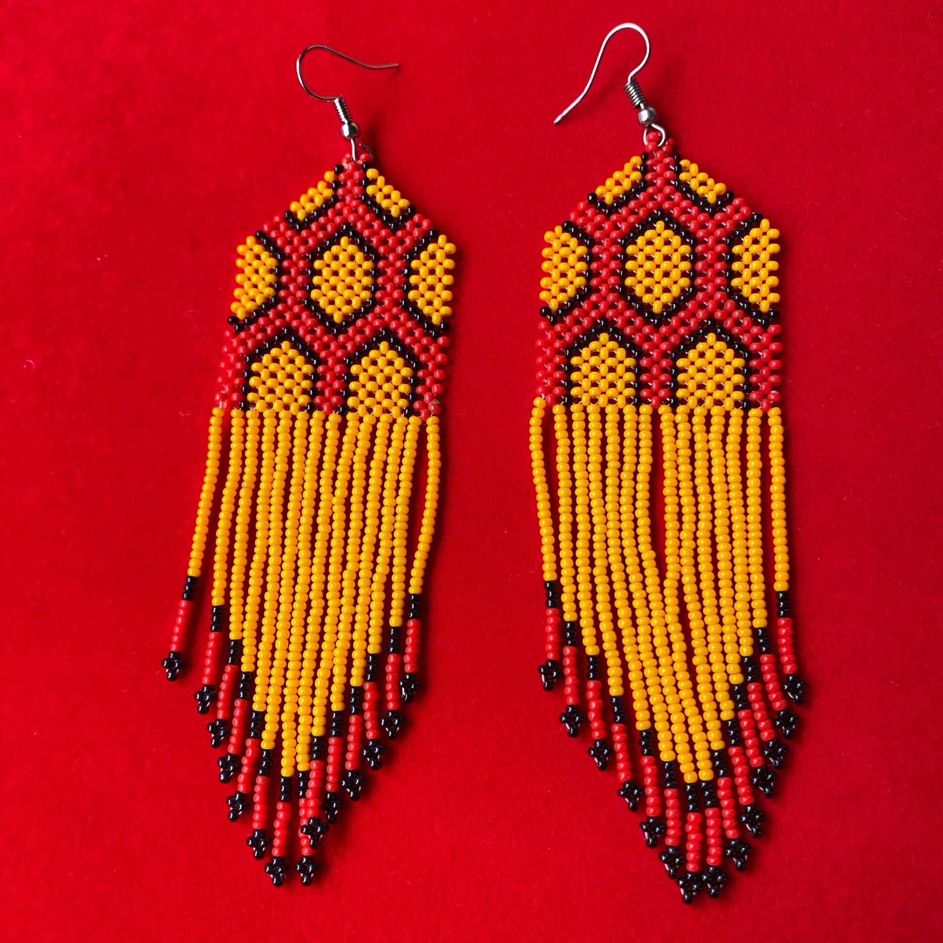 Boucles d'oreilles Miçanga - orange et rouge - Ethnie Kayapo Boucles d'oreilles Ethnie Kayapo, localisée dans l'état du Pará au nord du Brésil 