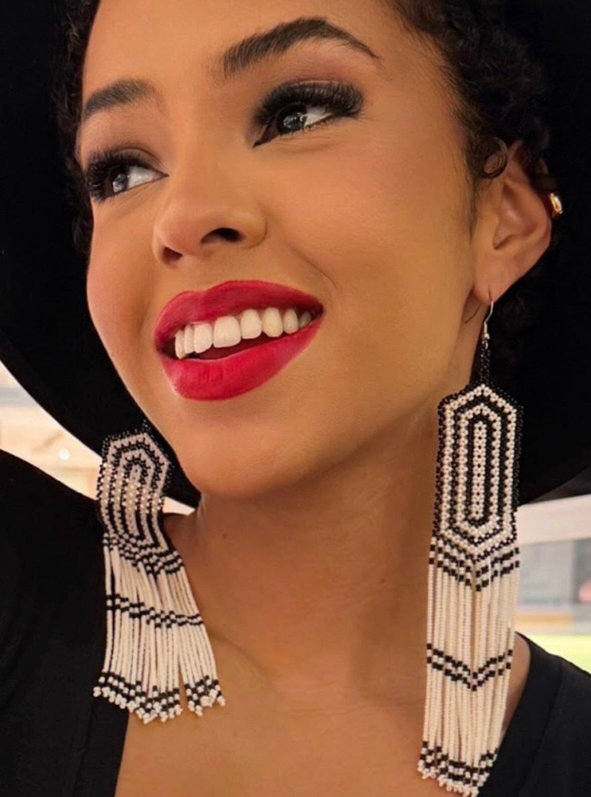 Boucles d'oreilles perles de verre (Miçanga) - blanc et noir grand modèle - Ethnie Kayapo Boucles d'oreilles Ethnie Kayapo, localisée dans l'état du Pará au nord du Brésil 