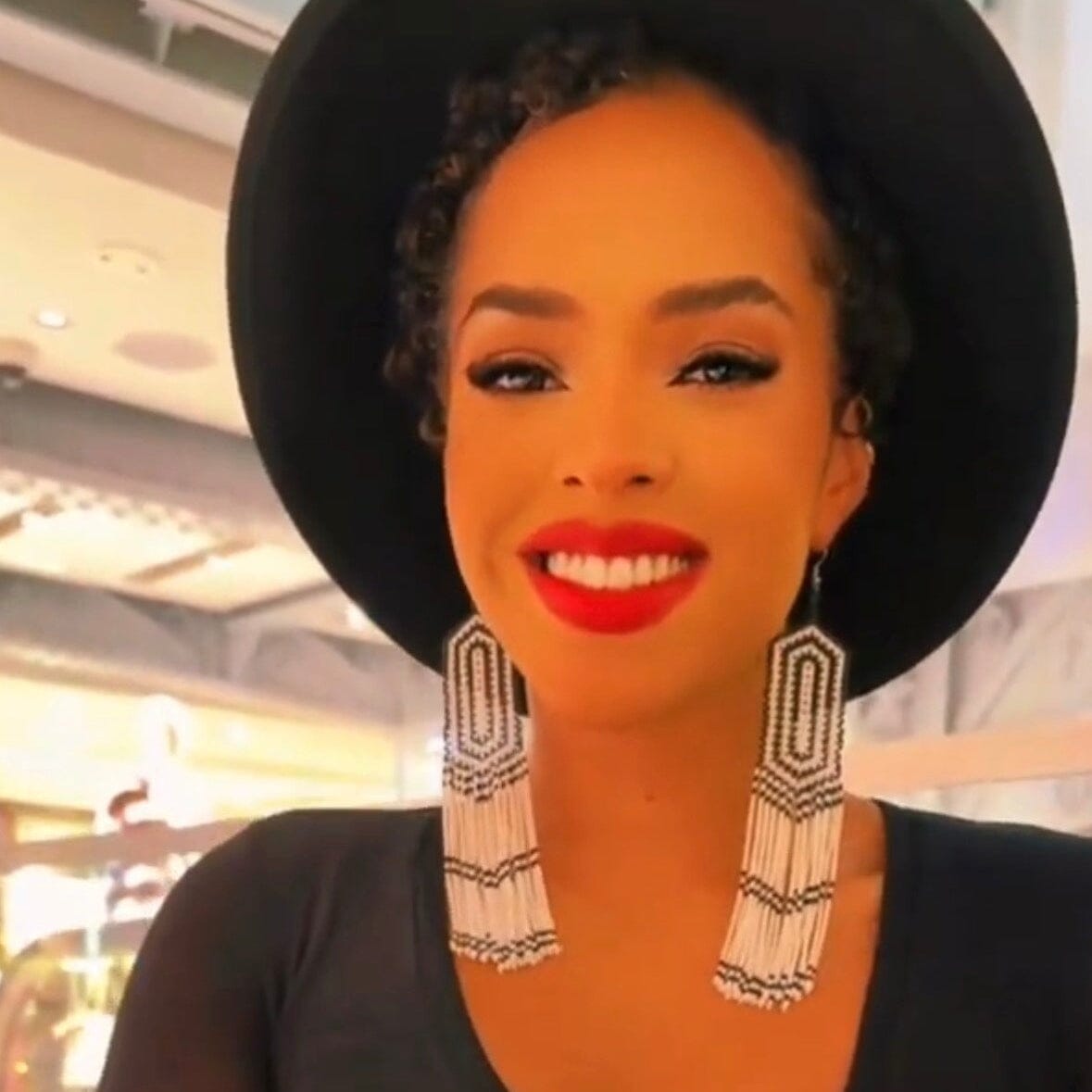 Boucles d'oreilles perles de verre (Miçanga) - blanc et noir grand modèle - Ethnie Kayapo Boucles d'oreilles Ethnie Kayapo, localisée dans l'état du Pará au nord du Brésil 