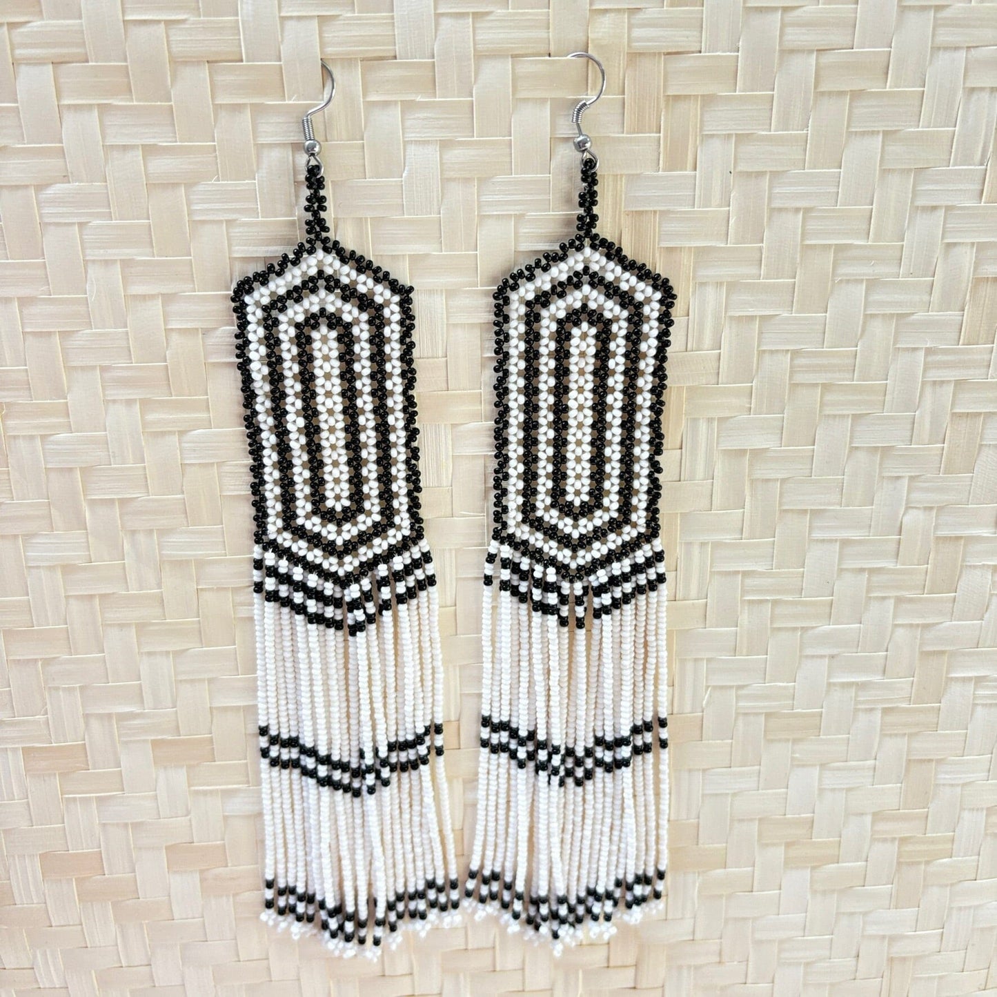 Boucles d'oreilles perles de verre (Miçanga) - blanc et noir grand modèle - Ethnie Kayapo Boucles d'oreilles Ethnie Kayapo, localisée dans l'état du Pará au nord du Brésil 