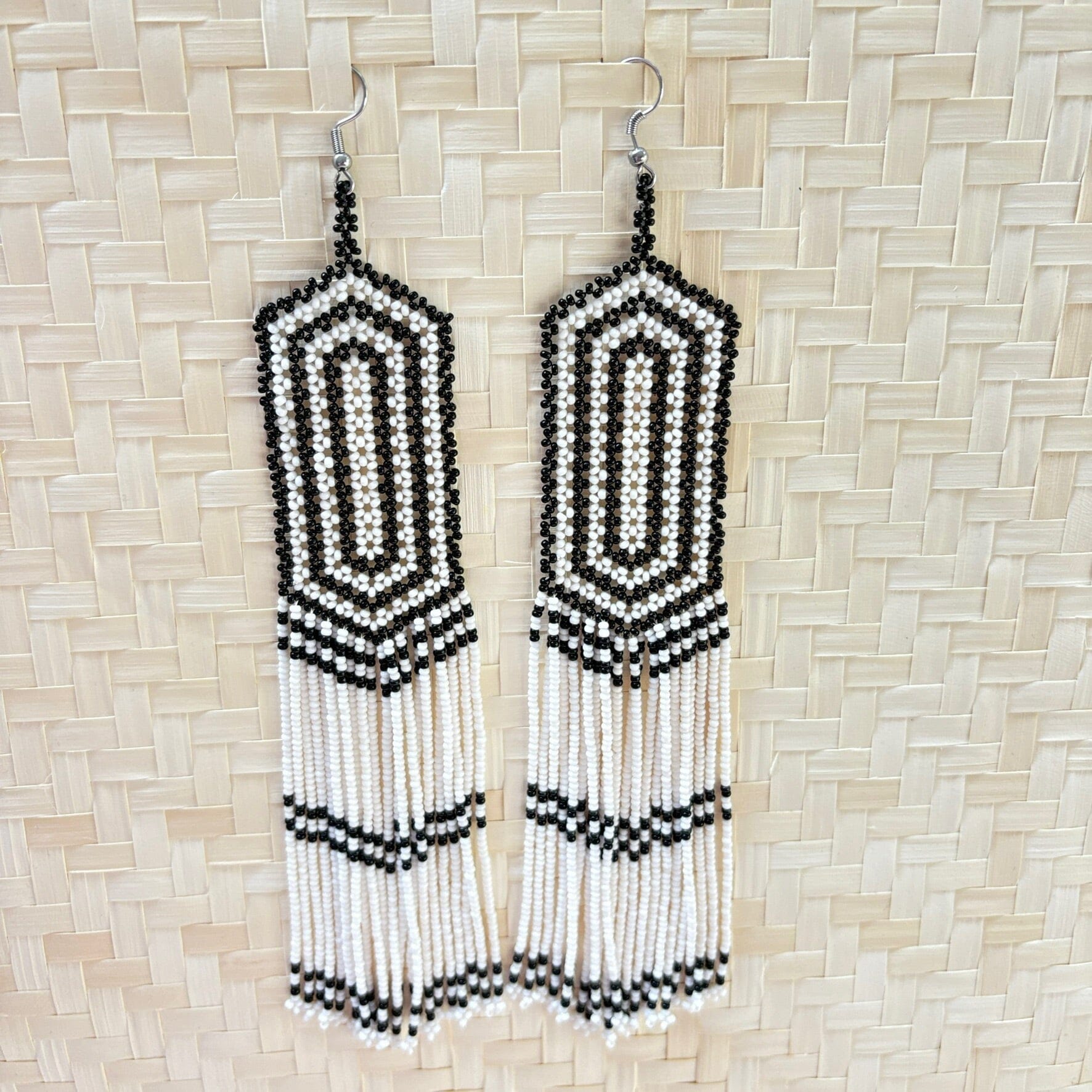 Boucles d'oreilles perles de verre (Miçanga) - blanc et noir grand modèle - Ethnie Kayapo Boucles d'oreilles Ethnie Kayapo, localisée dans l'état du Pará au nord du Brésil 