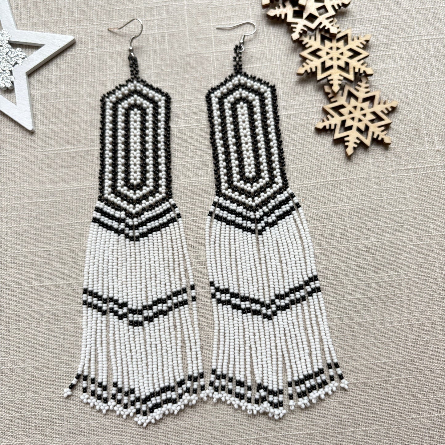 Boucles d'oreilles perles de verre (Miçanga) - blanc et noir grand modèle - Ethnie Kayapo Boucles d'oreilles Ethnie Kayapo, localisée dans l'état du Pará au nord du Brésil 