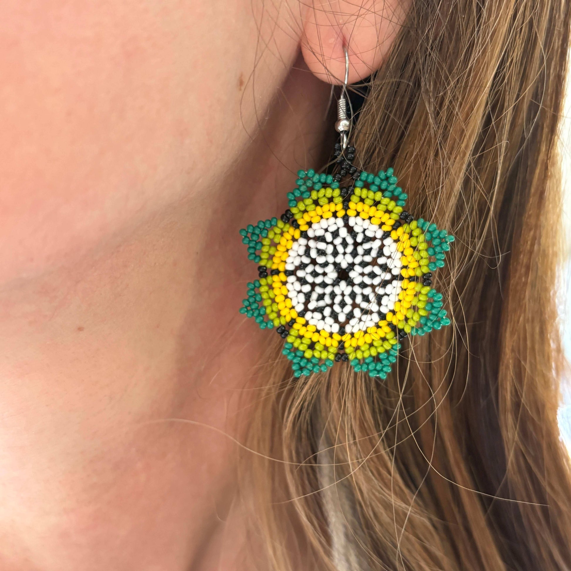 Boucles d'oreilles perles de verre (Miçanga) - motif fleur - Vert blanc et jaune - Ethnie Wai Wai Boucles d'oreilles Ethnie Wai Wai localisée dans les états de l' Amazonas, Pará et Roraima dans le Nord du Brésil. 