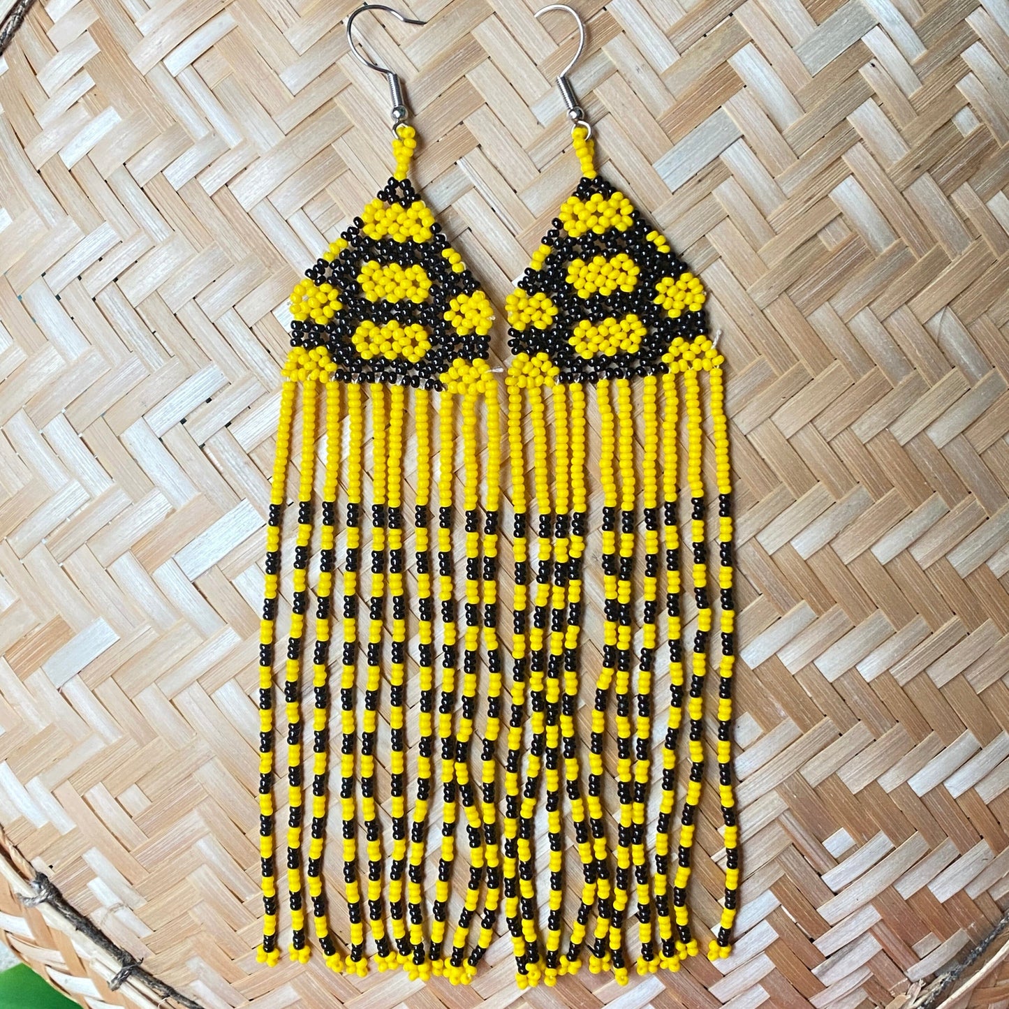 Boucles d'oreilles&nbsp;en perles de verre (Miçanga) - jaune et noir - Ethnie Kayapo Boucles d'oreilles Ethnie Kayapo, localisée dans l'état du Pará au nord du Brésil 