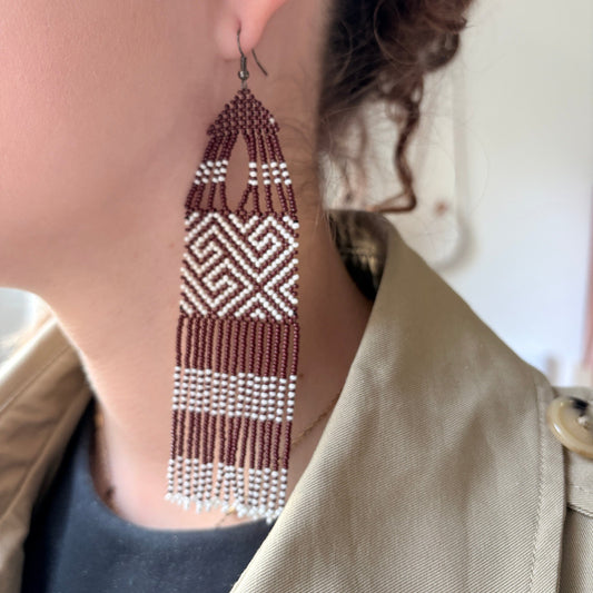 Boucles d'oreilles en perles de verre - Marron et blanc - Franges GM - Ethnie Marubo Boucles d'oreilles Ethnie Marubo, localisée dans l'état d'Amazonas au nord du Brésil. 