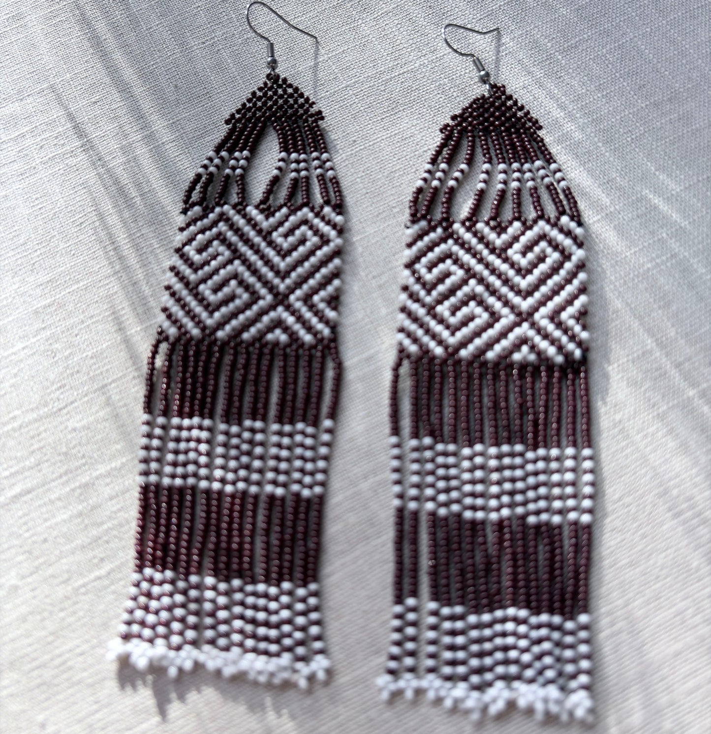 Boucles d'oreilles en perles de verre - Marron et blanc - Franges GM - Ethnie Marubo Boucles d'oreilles Ethnie Marubo, localisée dans l'état d'Amazonas au nord du Brésil. 