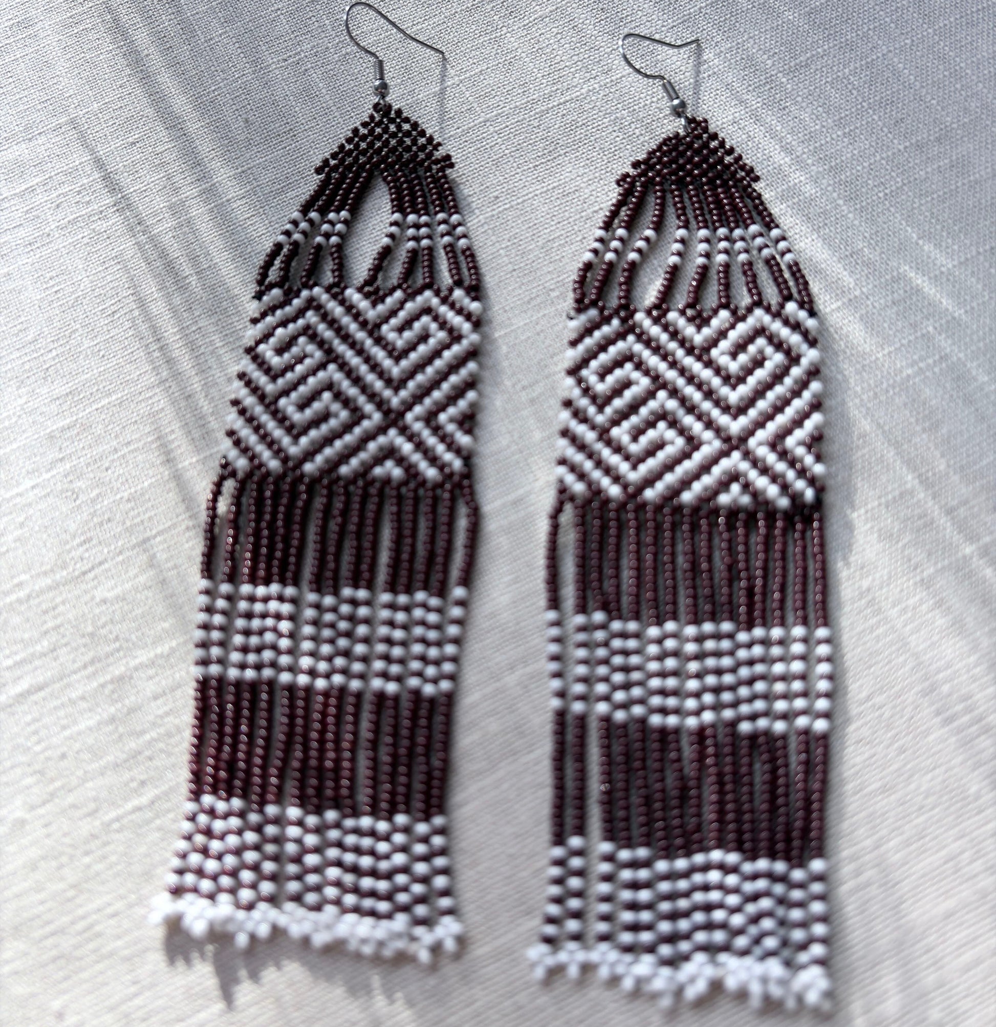 Boucles d'oreilles en perles de verre - Marron et blanc - Franges GM - Ethnie Marubo Boucles d'oreilles Ethnie Marubo, localisée dans l'état d'Amazonas au nord du Brésil. 