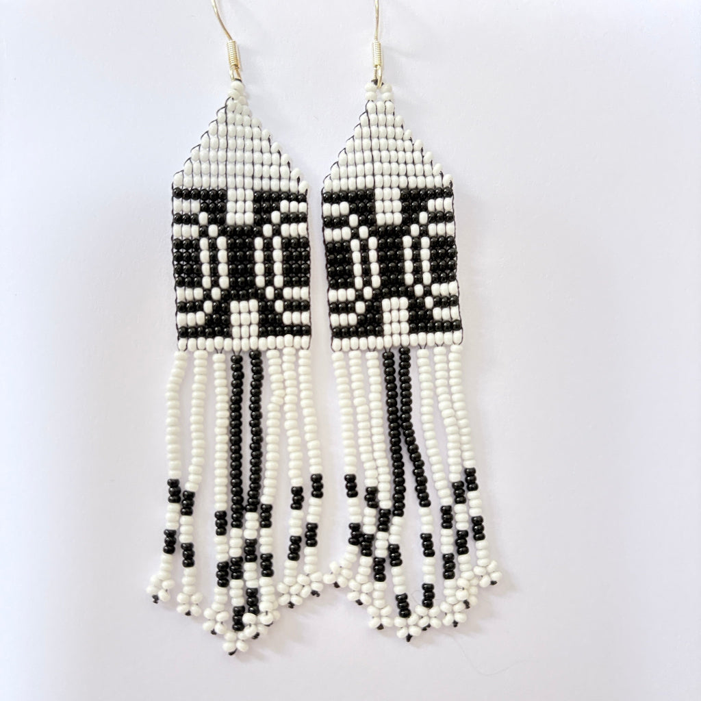 boucles oreilles graphisme blanc