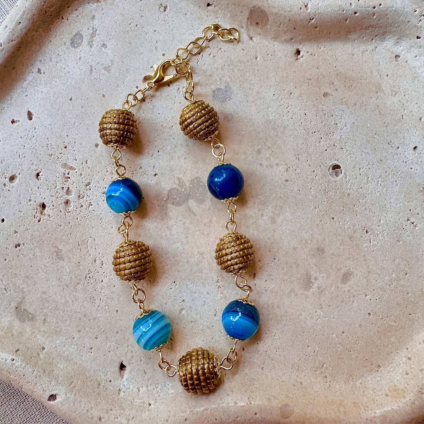 Bracelet Capim Dourado - boules et pierres naturelles Agate bleue Bracelet Artisan local travaillant le Capim Dourado dans l'état du Tocantins au centre-est du Brésil 