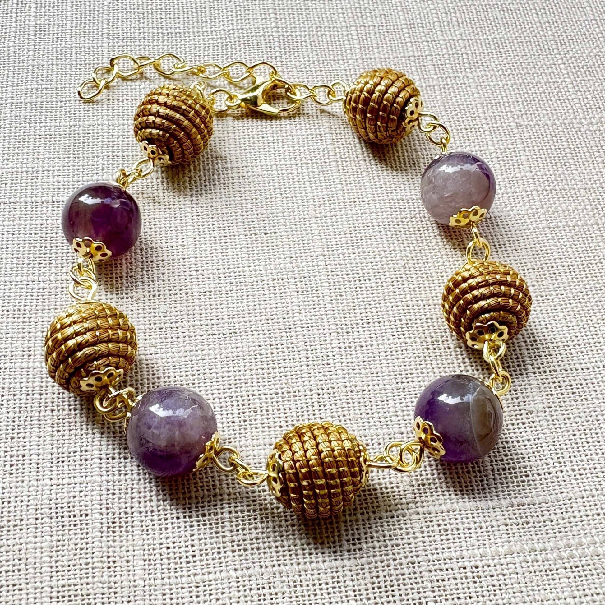 Bracelet Capim Dourado - boules et pierres naturelles Améthyste Bracelet Artisan local travaillant le Capim Dourado dans l'état du Tocantins au centre-est du Brésil 
