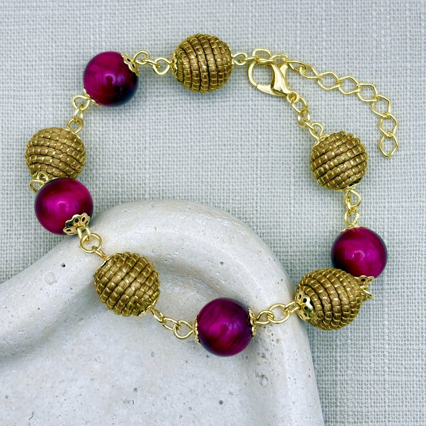 Bracelet Capim Dourado - boules et pierres naturelles Oeil de Tigre Rubis Bracelet Artisan local travaillant le Capim Dourado dans l'état du Tocantins au centre-est du Brésil 