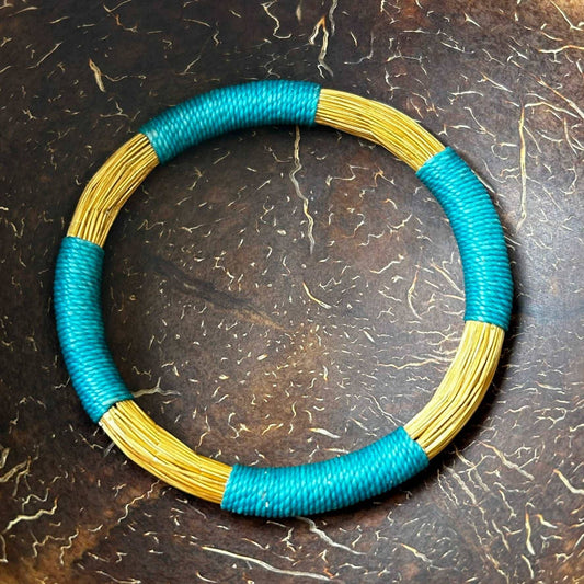 Bracelet Capim Dourado entouré de fils de palmier buriti teinté bleu turquoise Bracelet Artisan local travaillant le Capim Dourado dans l'état du Tocantins au centre-est du Brésil 