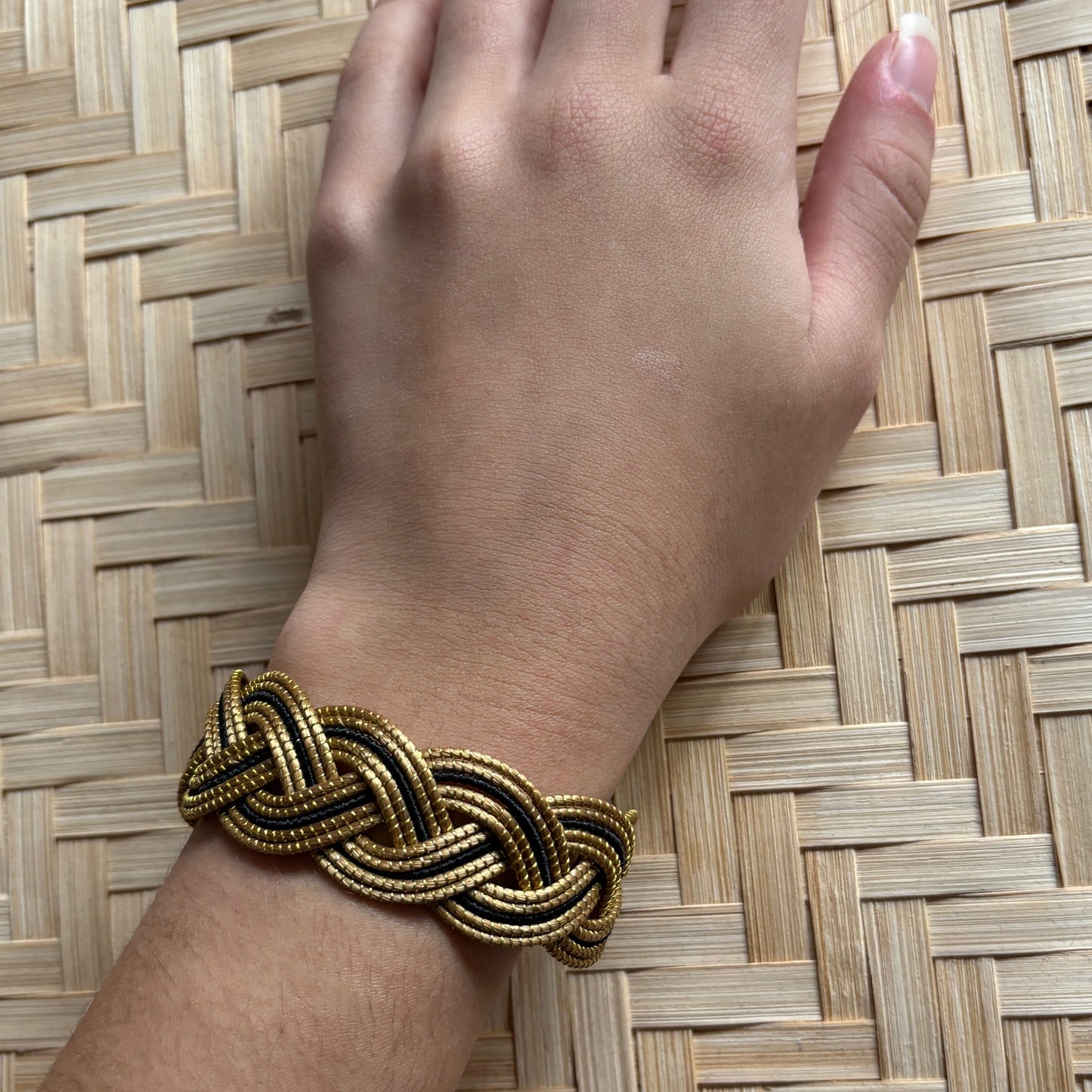 Bracelet Capim Dourado entrelacé - fibre buriti noir Bracelet Artisan local travaillant le Capim Dourado dans l'état du Tocantins au centre-est du Brésil 