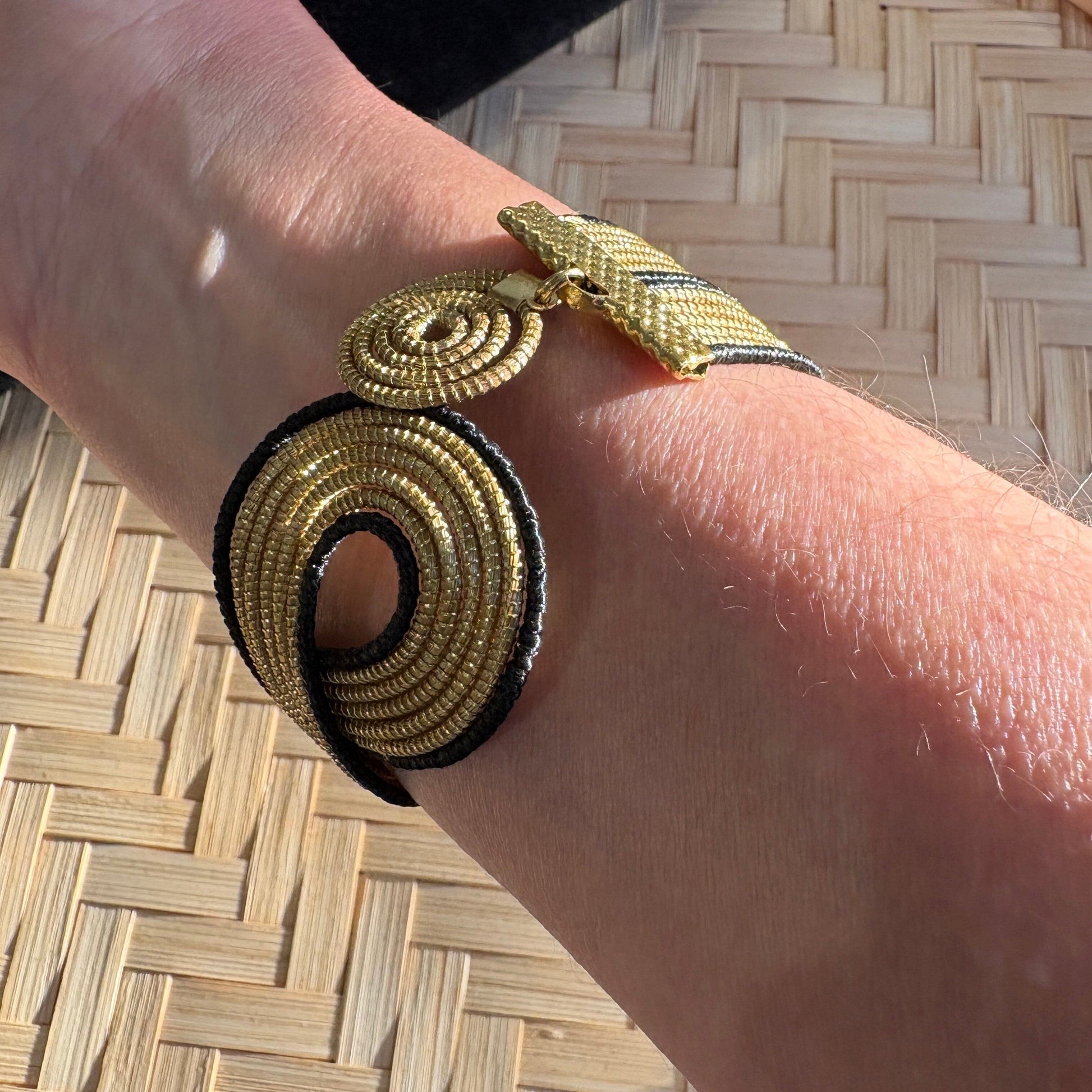 Bracelet Capim Dourado - fibre buriti noir et fermoir mandala Bracelet Artisan local travaillant le Capim Dourado dans l'état du Tocantins au centre-est du Brésil 